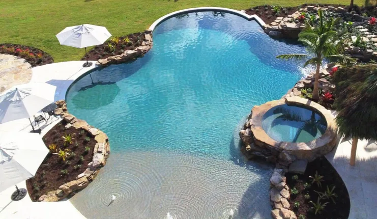 Custom luxury inground swimming pool with spa - Professional pool installation and design
