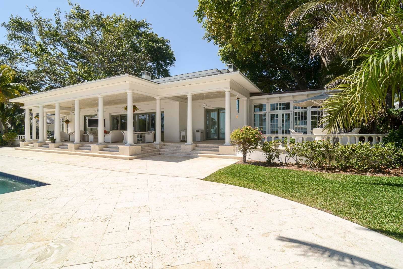 Decorative brick paver borders and accent edges for elegant finishing in Stuart, Florida